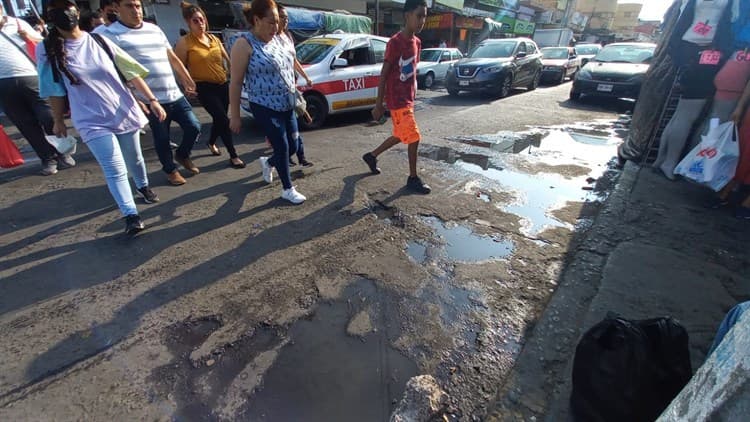 Baches “inundan” la zona de mercados de Veracruz; urgen su reparación