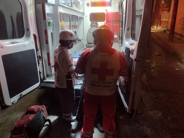 Repartidor de pizzas se accidenta en su motocicleta en la Unidad Habitacional El Coyol