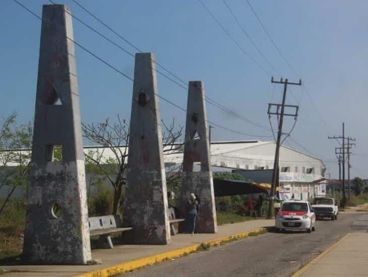 Al sol y al agua esperan el transporte en Coatzacoalcos a falta de parasoles (+Vídeo)