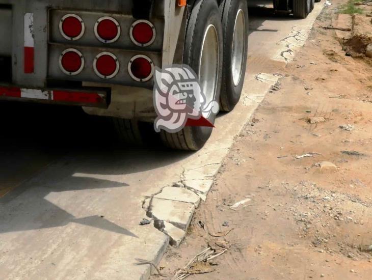 Tractocamiones destrozan aceras sin inaugurar