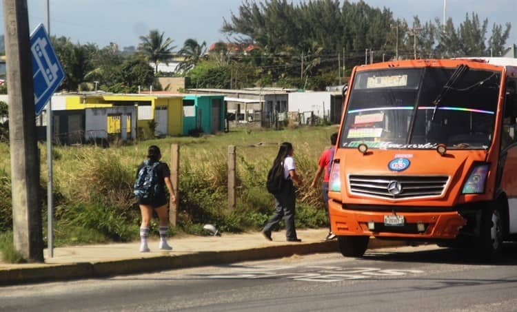 Al sol y al agua esperan el transporte en Coatzacoalcos a falta de parasoles (+Vídeo)