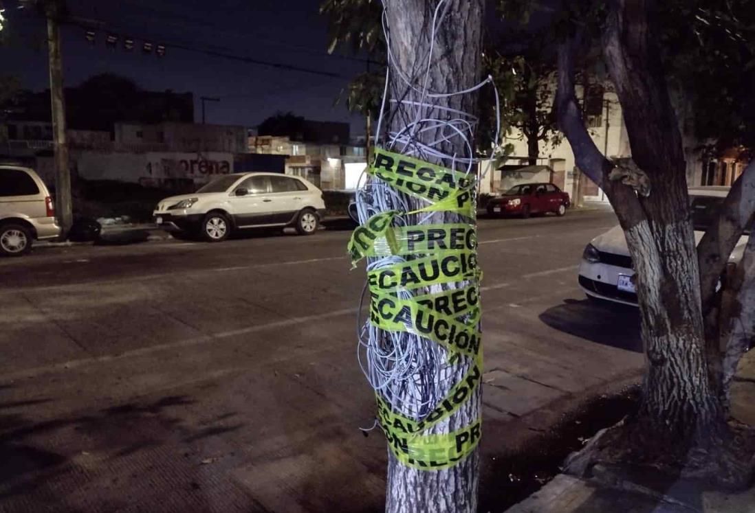 Motociclista casi se desnuca, se enredó en un cable a la altura de La Huaca