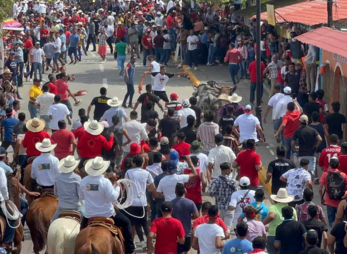 Es una tradición, alcalde presume saldo blanco por encierro de toros