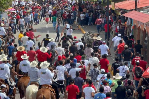 Es una tradición, alcalde presume saldo blanco por encierro de toros