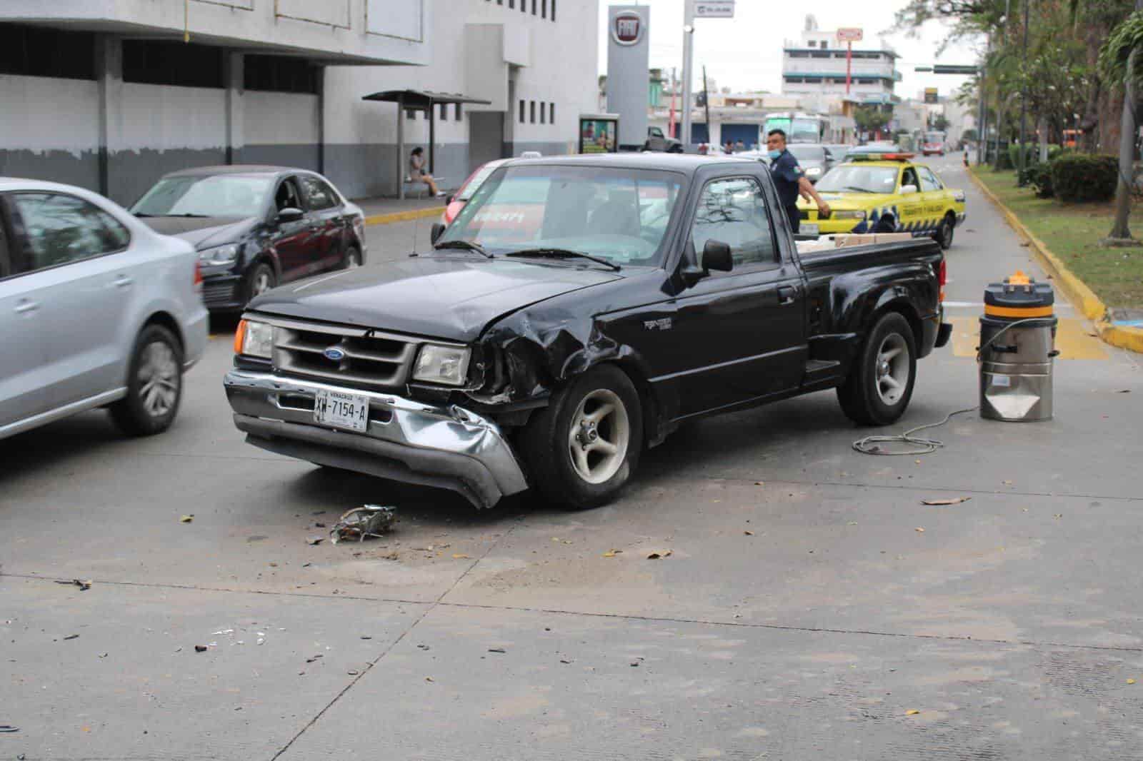 Semáforo averiado causa accidente en avenida Díaz Mirón de Veracruz