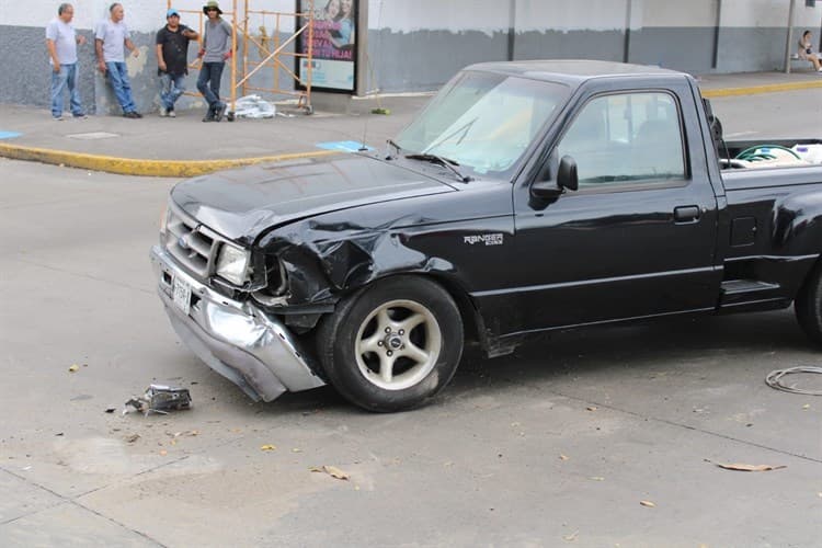 Semáforo averiado causa accidente en avenida Díaz Mirón de Veracruz