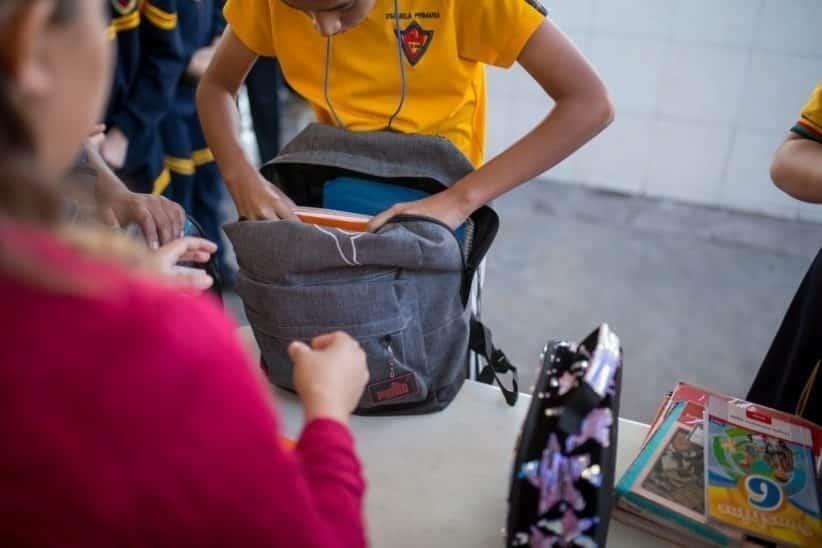 Pide SEV a padres realizar el operativo mochila desde casa