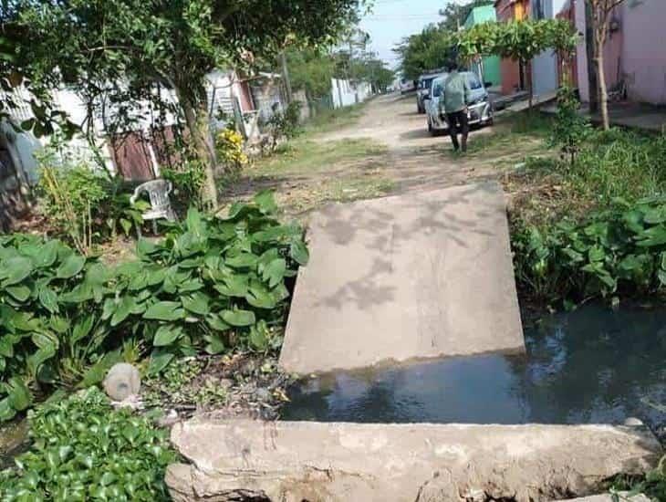 Colapsa puente en Coatza, tres mujeres caen a canal de aguas negras