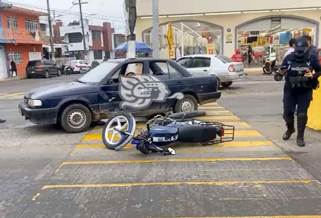 Motociclista choca por querer ganarle el paso a un auto en Misantla