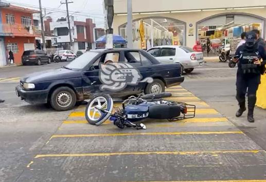 En Misantla, motociclista choca por querer ganarle el paso a un auto