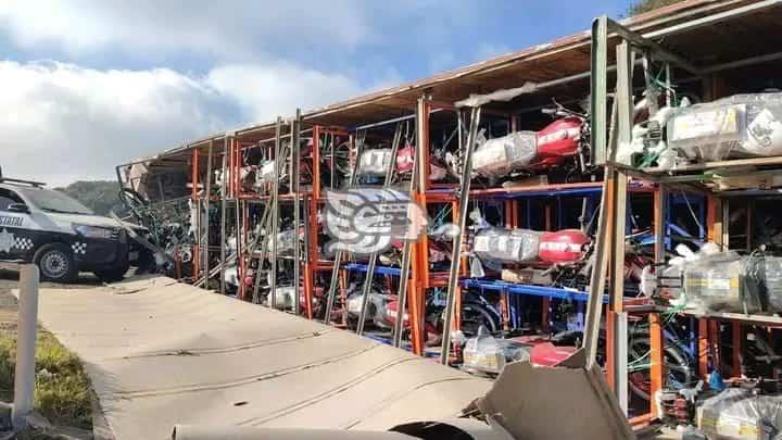 Vuelca tráiler con motocicletas en las Cumbres de Maltrata; policías evitan rapiña