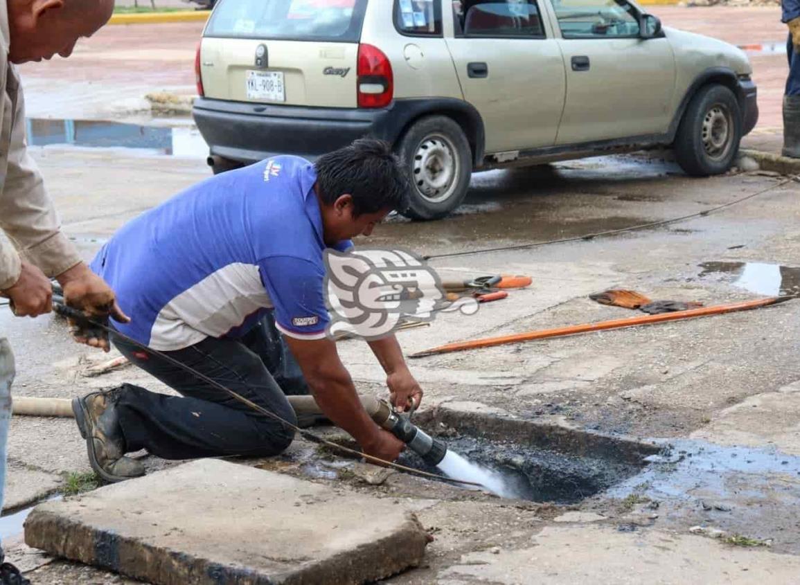 Interminable labor de limpieza de drenajes; CAEV ignora esta labor