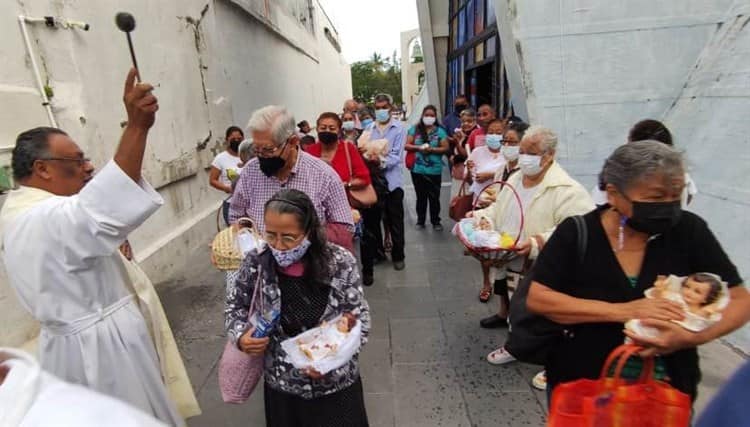 Bendicen a los niños santos por celebración del Día de la Candelaria