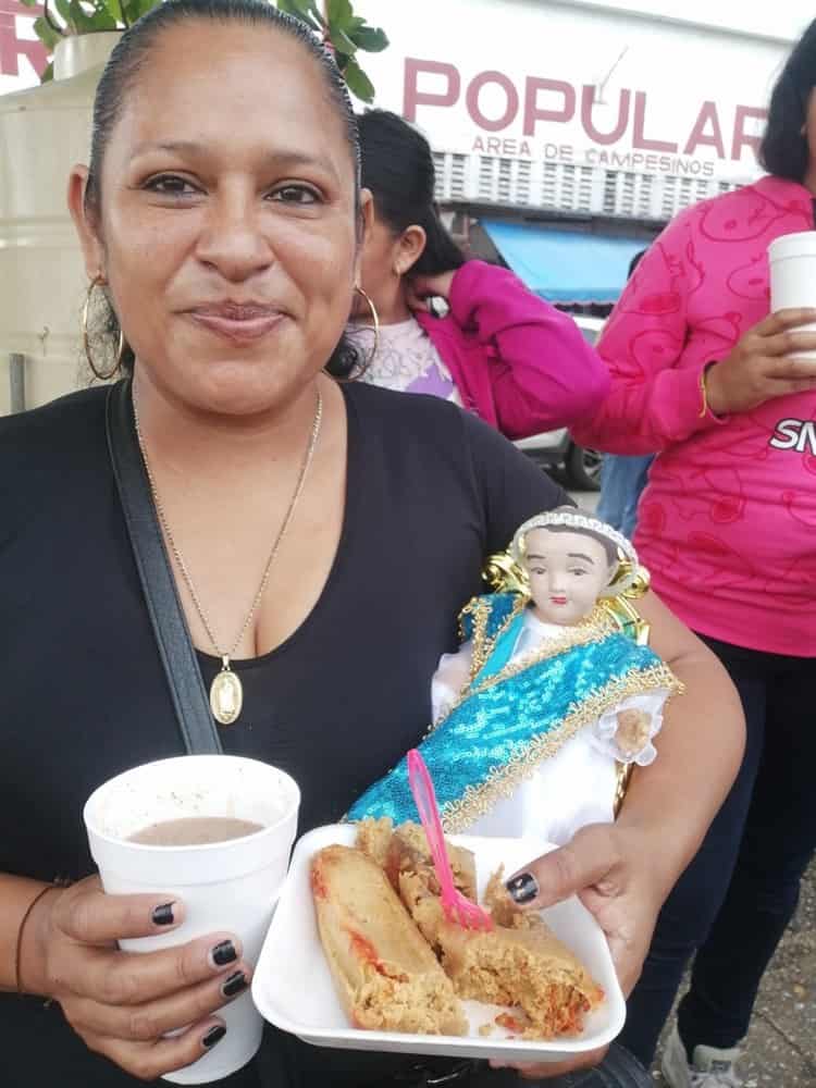 Bendicen a los niños santos por celebración del Día de la Candelaria