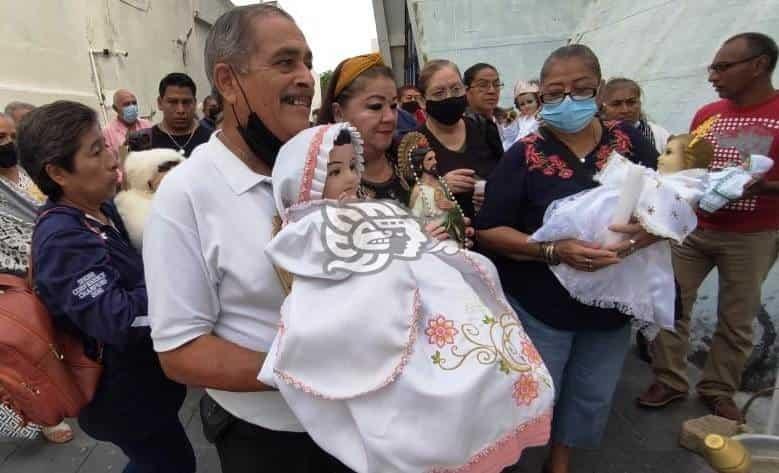 Bendicen a los niños santos por celebración del Día de la Candelaria