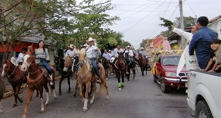 Cabalgan 2 mil jinetes en Soledad de Doblado en honor a la virgen
