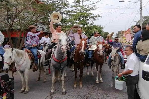 Más de 2 mil jinetes cabalgan en Soledad de Doblado en honor a la Virgen
