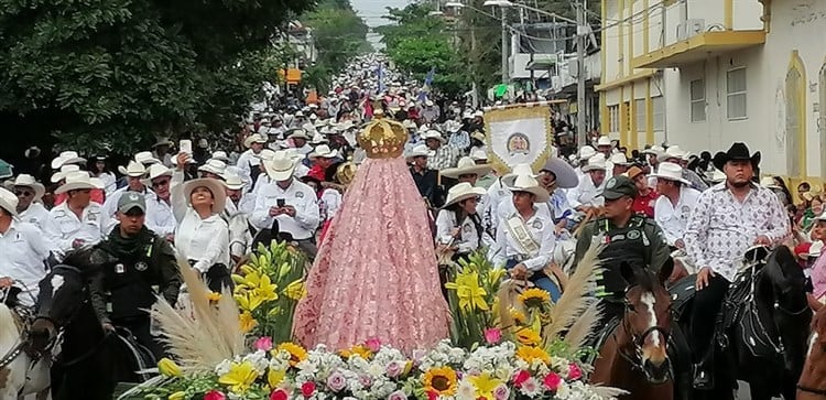 Cabalgan 2 mil jinetes en Soledad de Doblado en honor a la virgen
