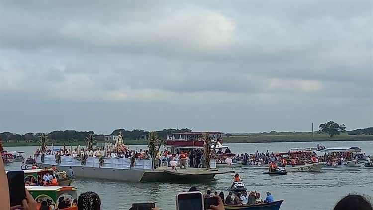 Pasean a la virgen de la Candelaria por el Río Papaloapan