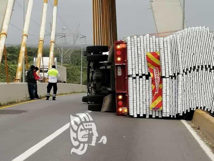 Ráfagas de viento voltean camioneta en el puente Coatzacoalcos 2