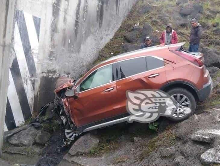 Prensados tras chocar contra un puente en la Xalapa-Perote; hay dos lesionados