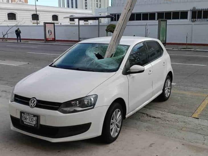 Estructura de metal cae sobre automóvil en el centro de Veracruz