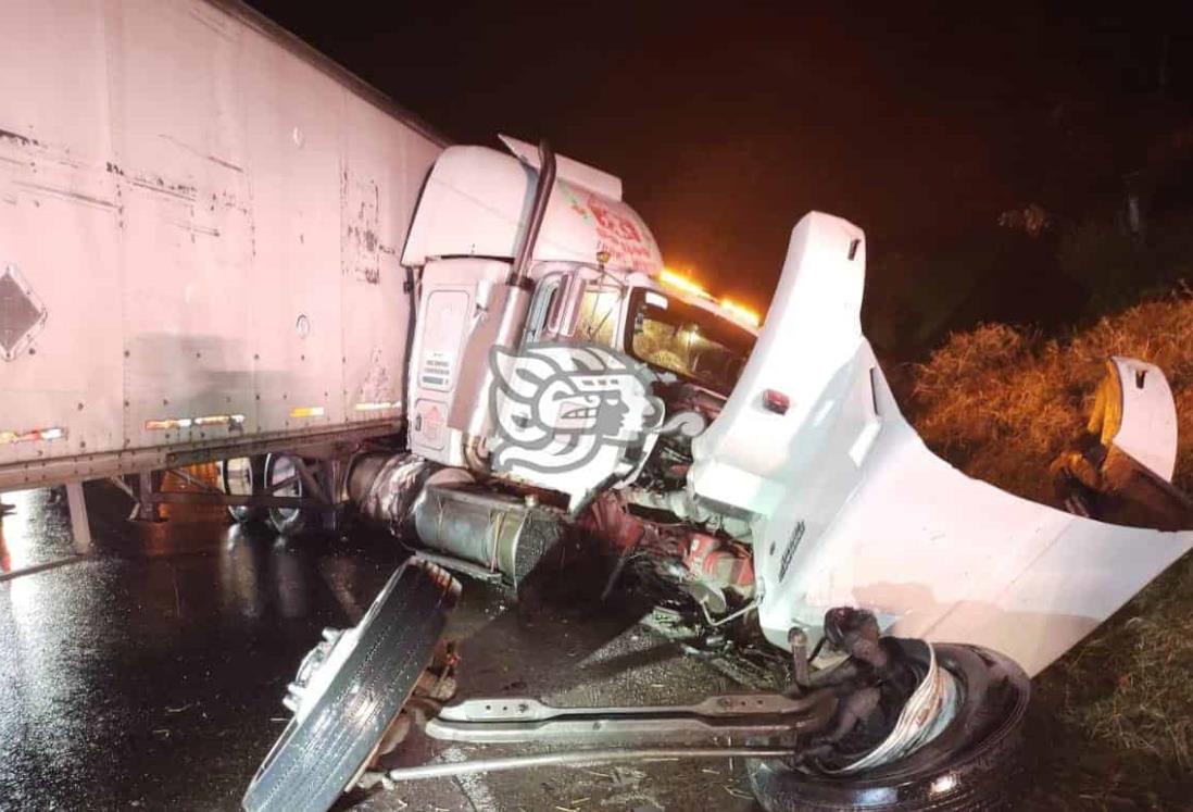 Tráiler se accidenta por ir a exceso de velocidad en la autopista Orizaba-Puebla