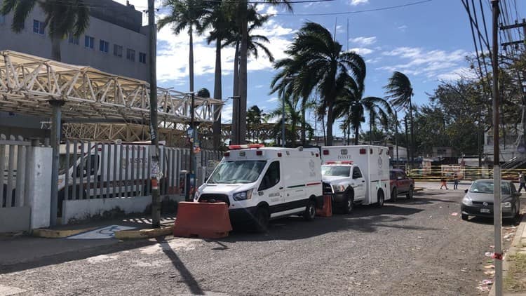 Se desprende parte del techo de hospital del ISSSTE en Veracruz por vientos de norte(+Video)