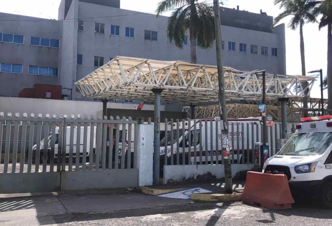 Se desprende parte del techo de hospital del ISSSTE en Veracruz por vientos de norte(+Video)