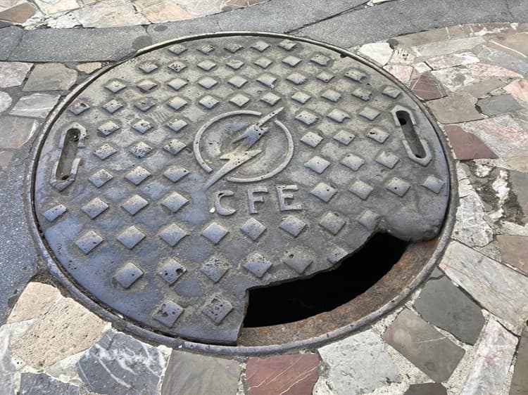 Jarochos y turistas esquivan tapa de registro de CFE rota