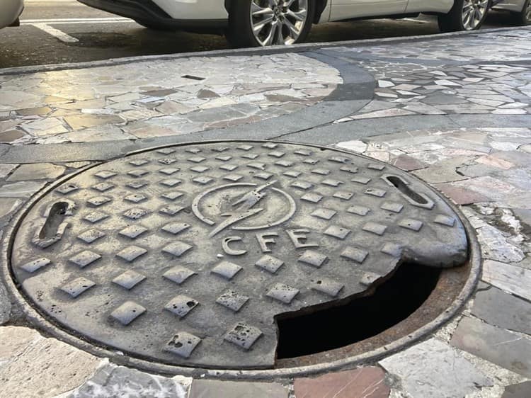 Jarochos y turistas esquivan tapa de registro de CFE rota