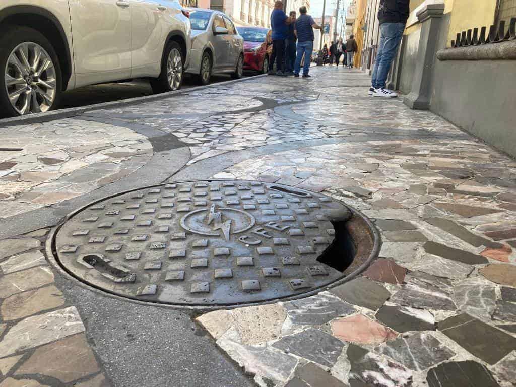Jarochos y turistas esquivan tapa de registro de CFE rota