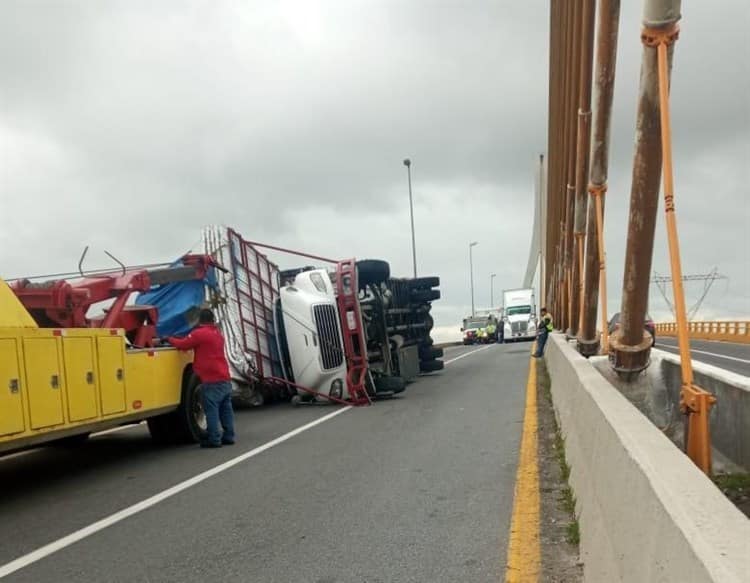 Ráfagas de viento voltean camioneta en el puente Coatzacoalcos 2