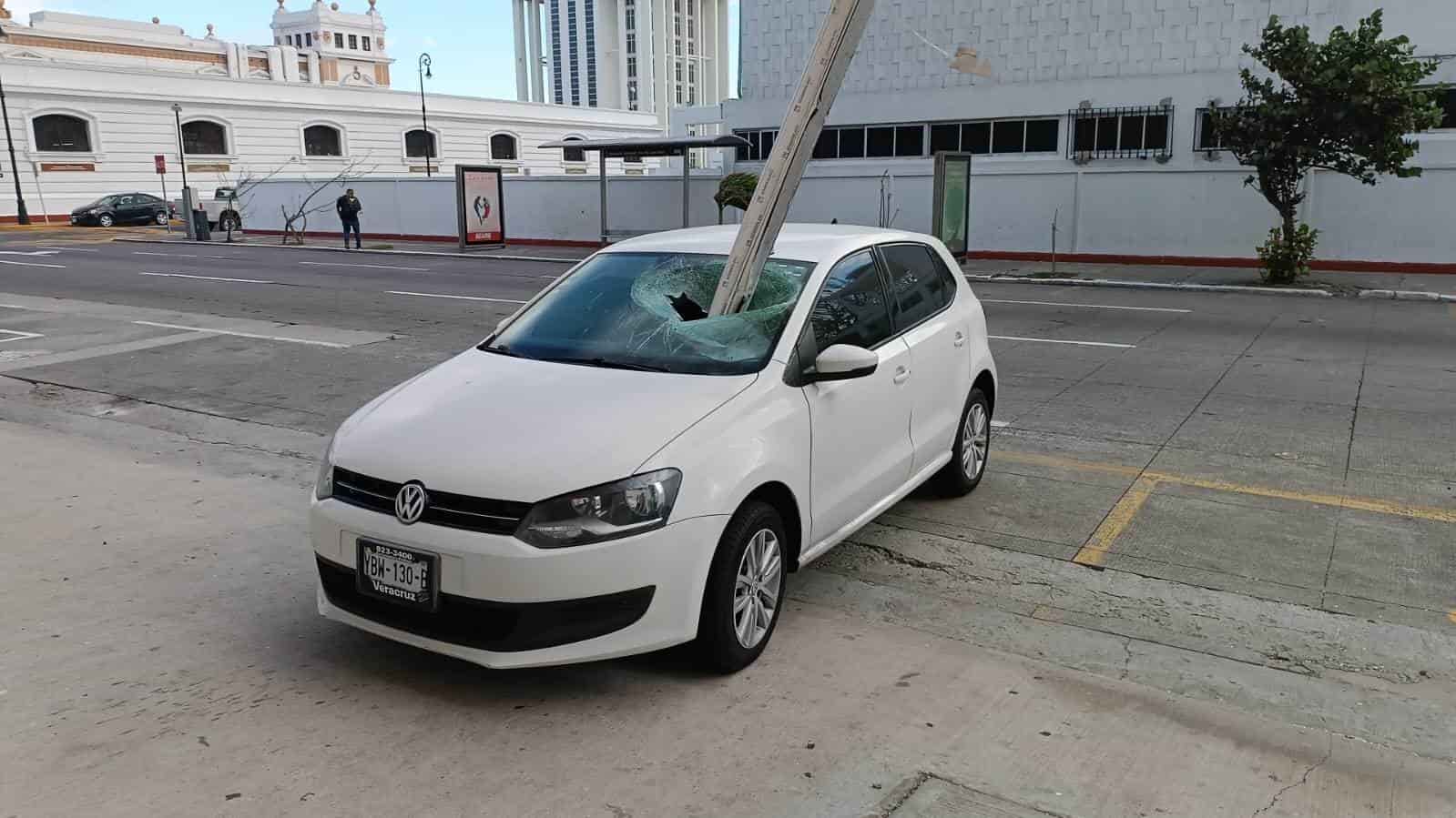 Cae estructura de metal y vidrios de edificio sobre automóvil en el centro de Veracruz