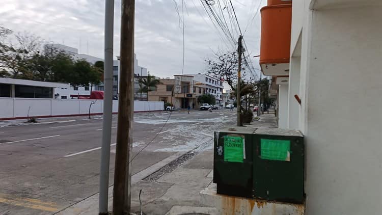 Estructura de metal cae sobre automóvil en el centro de Veracruz