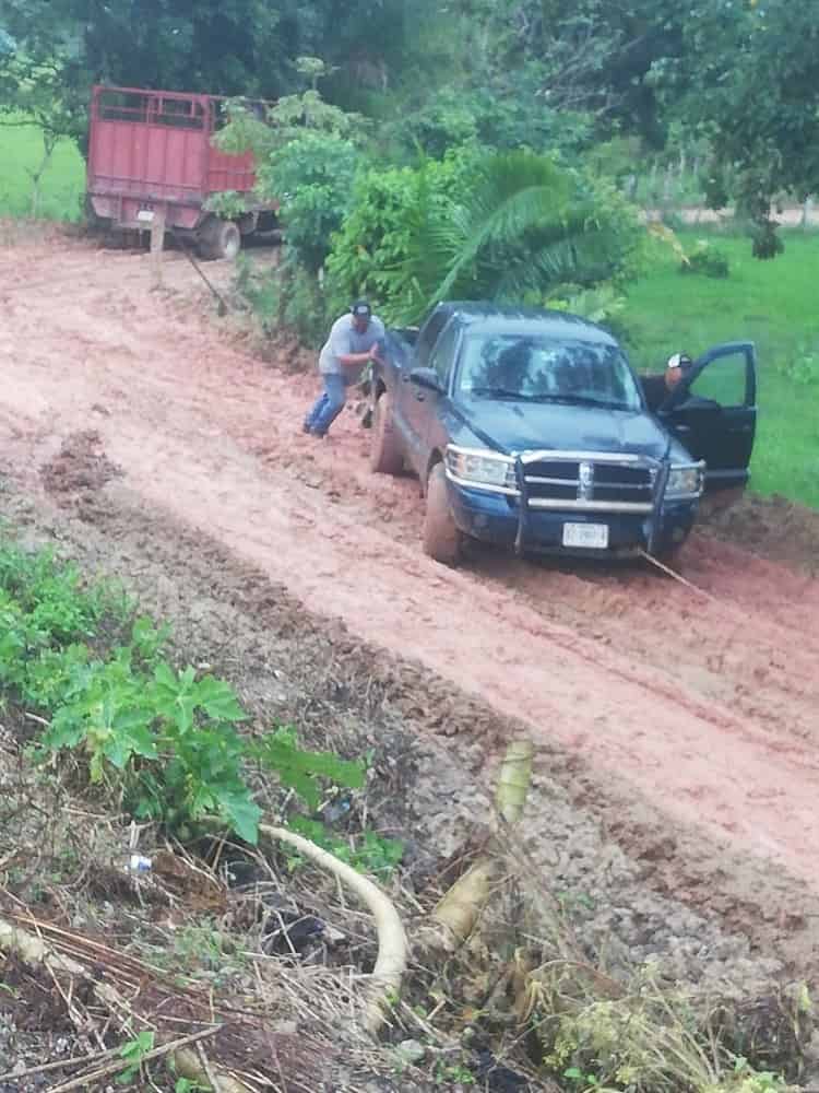 Reclaman a empresa por aplicar material de mala calidad en camino en Moloacán