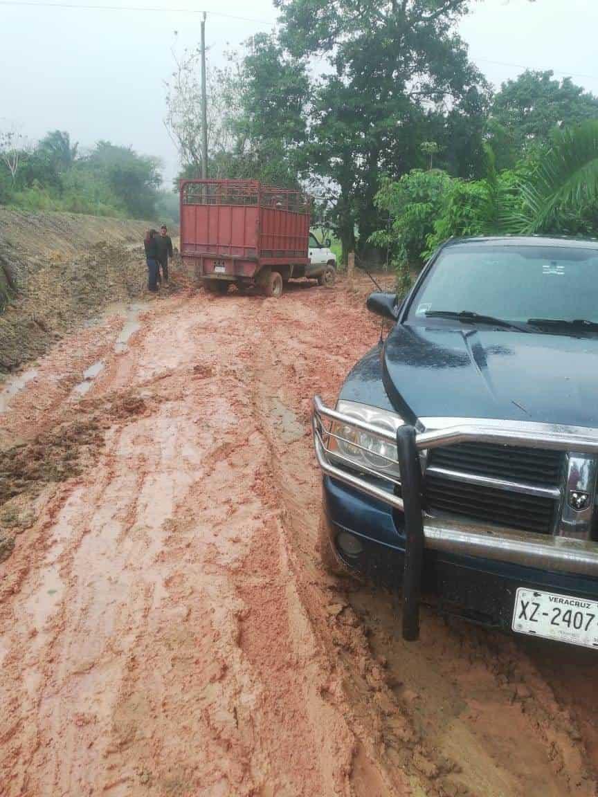 Reclaman a empresa por aplicar material de mala calidad en camino en Moloacán