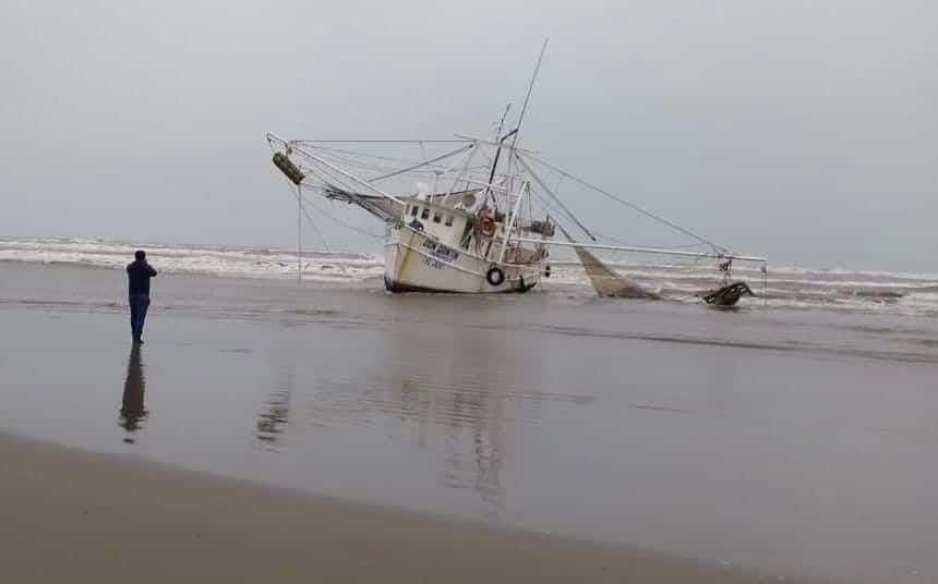 Encalla barco camaronero en playas de Tatahuicapan