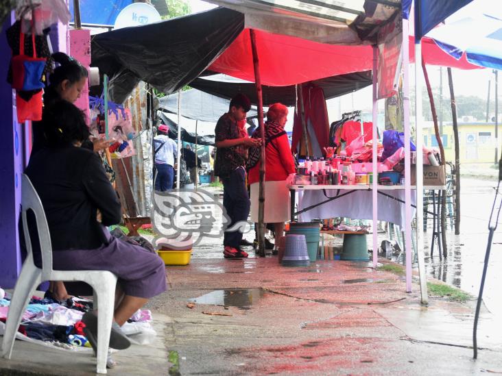 Lluvia enfrió las ventas en el tianguis de la Pancho Villa