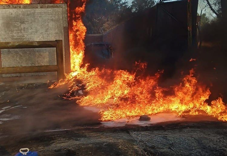 Se prenden pipa y camioneta en León; trasciende huachicoleo