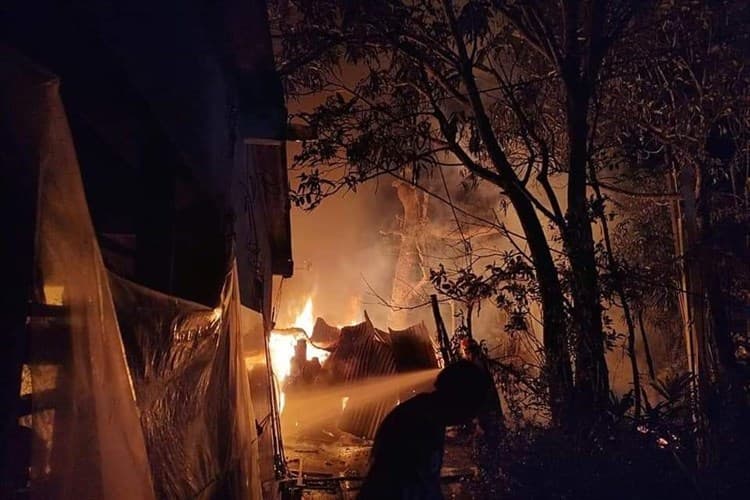 Incendio “devora” dos viviendas en Ángel R. Cabada.