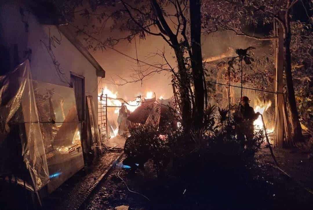 Incendio “devora” dos viviendas en Ángel R. Cabada.