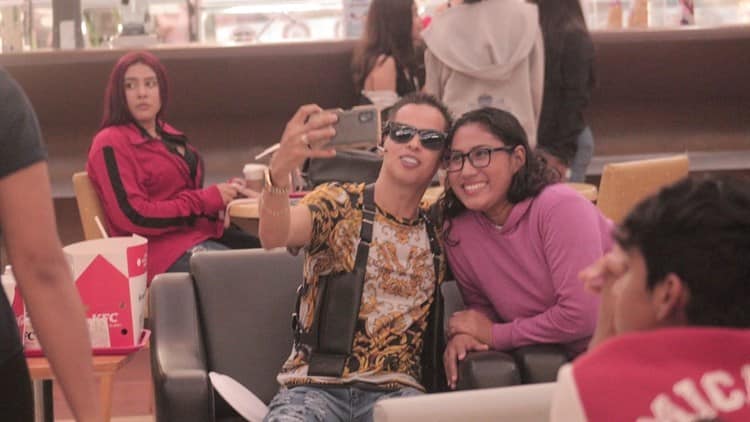 El actor nopor Alex Marín, convive con fans en plaza de Coatzacoalcos