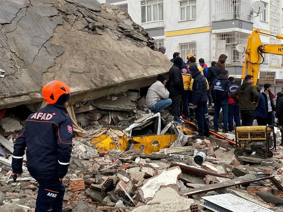 ¡Catástrofe! Turquía de luto: miles de heridos y centenares de edificios colapsados por sismo (+Video)