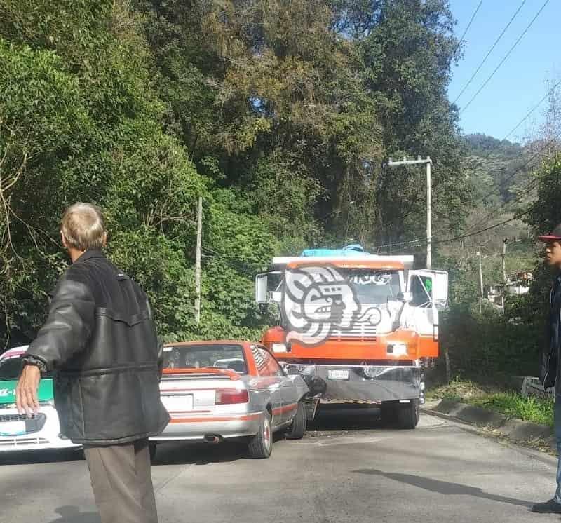 Accidente vial provoca cierre parcial en la carretera Banderilla-Jilotepec