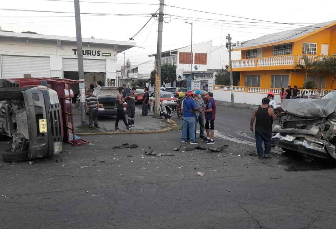 ¡Una termina volcada! Camionetas se accidentan en calles del centro de Veracruz