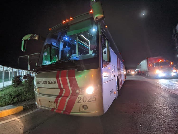 Infierno en autopista de Veracruz; grupo armado disparó contra autobuses