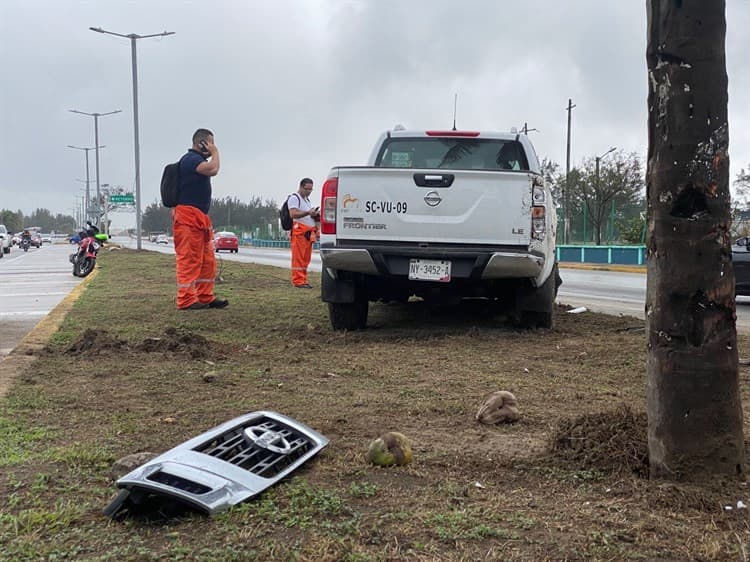 ¡Se llevan hasta la luminaria! Por lluvia, se accidentan conductores en el bulevard Fidel Velázquez