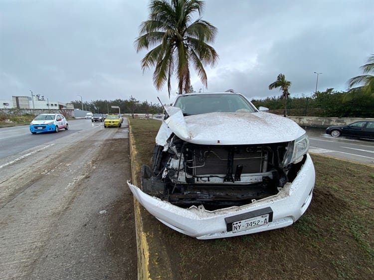 ¡Se llevan hasta la luminaria! Por lluvia, se accidentan conductores en el bulevard Fidel Velázquez