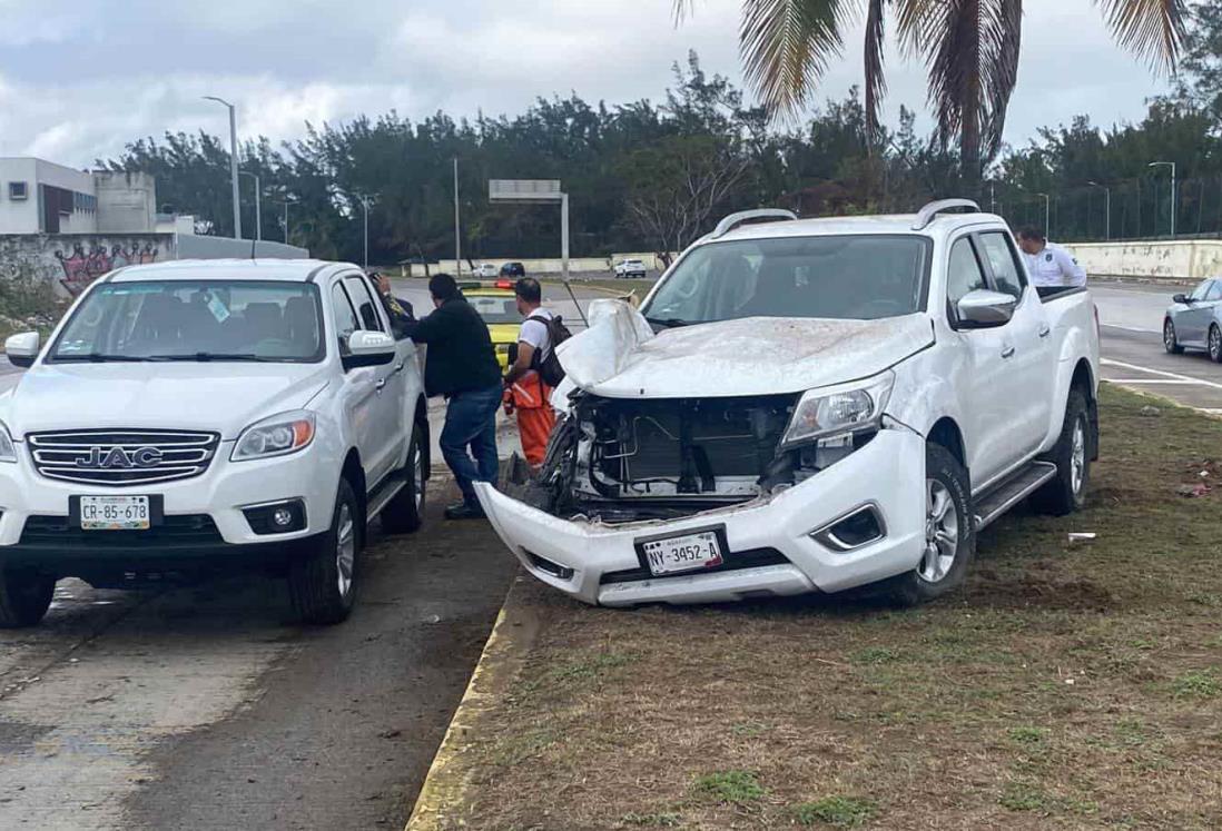 ¡Se llevan hasta la luminaria! Por lluvia, se accidentan conductores en el bulevard Fidel Velázquez